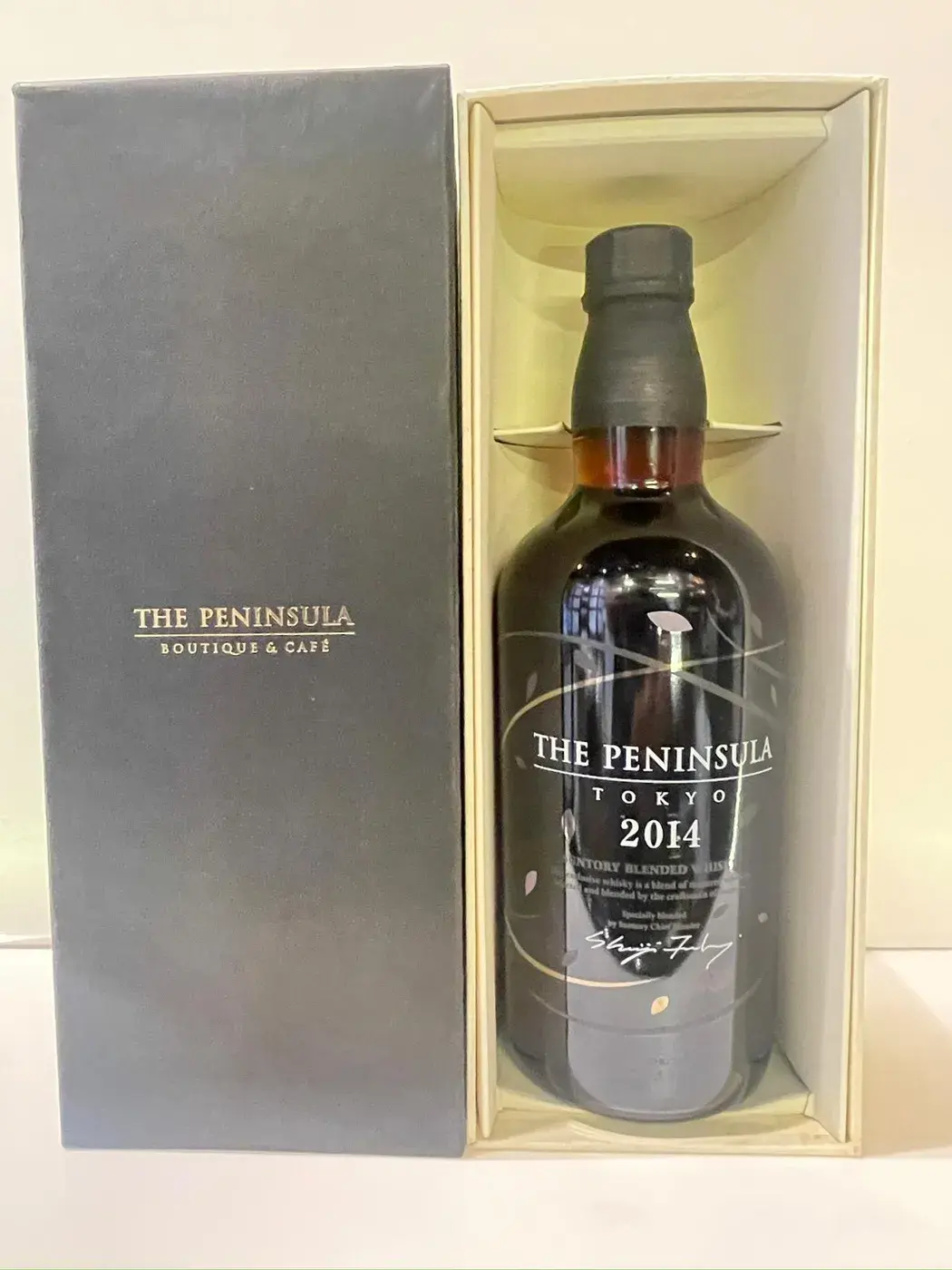 The Peninsula Tokyo Suntory Blended Whisky 43.0 abv 2014 (1 BT70) — Peninsula, Japan — view 3
