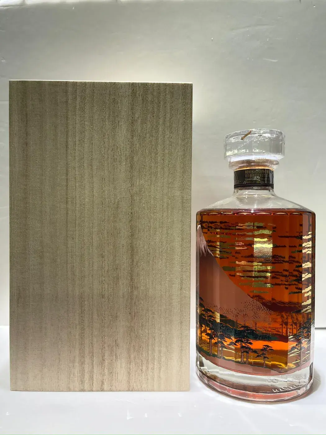 Hibiki - 21 Year Old (Mount Fuji Limited Edition) 2015 Release 43 abv (1BT70) — Hibiki, Japan — view 2