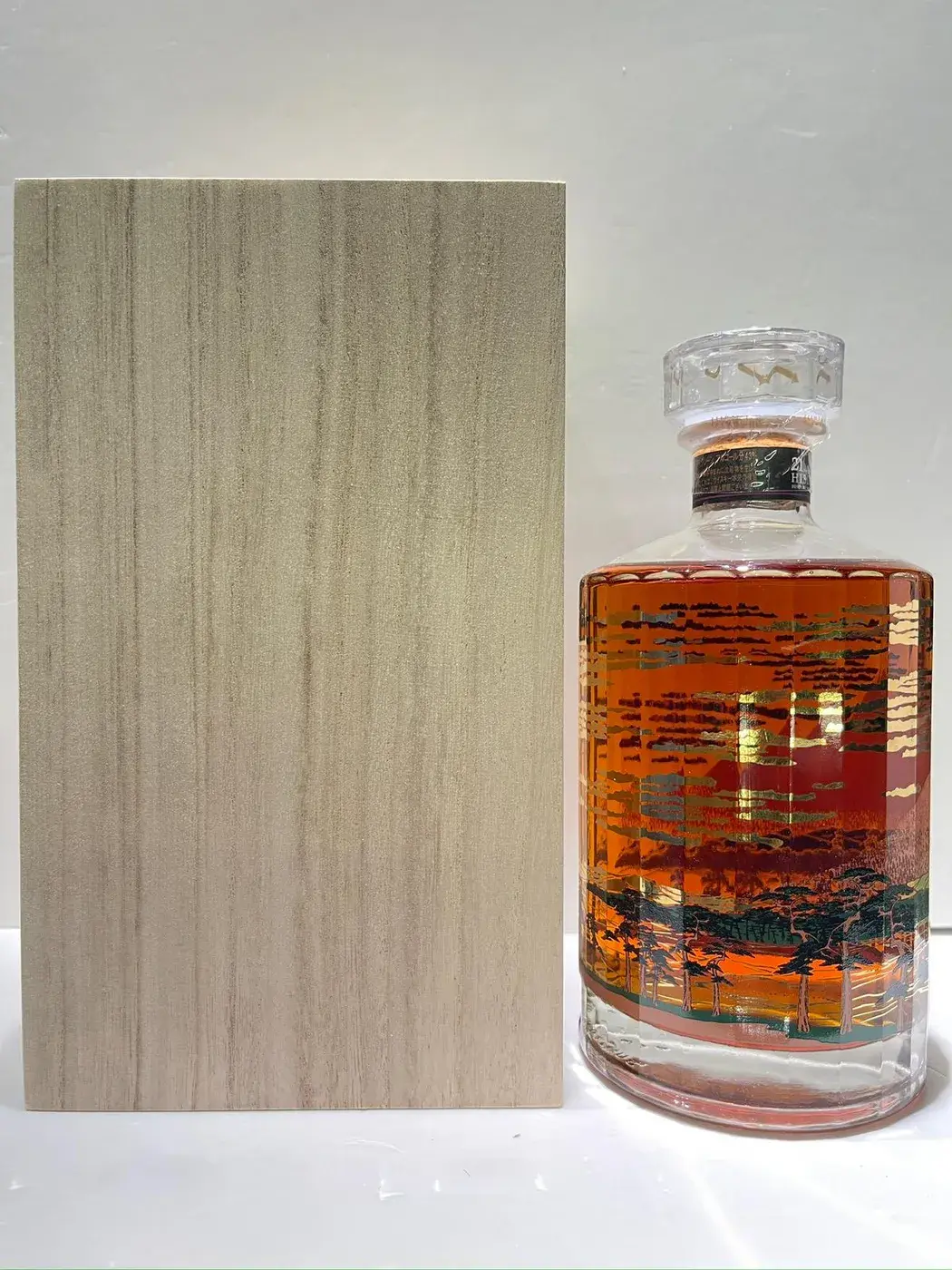 Hibiki - 21 Year Old (Mount Fuji Limited Edition) 2015 Release 43 abv (1BT70) — Hibiki, Japan — view 4