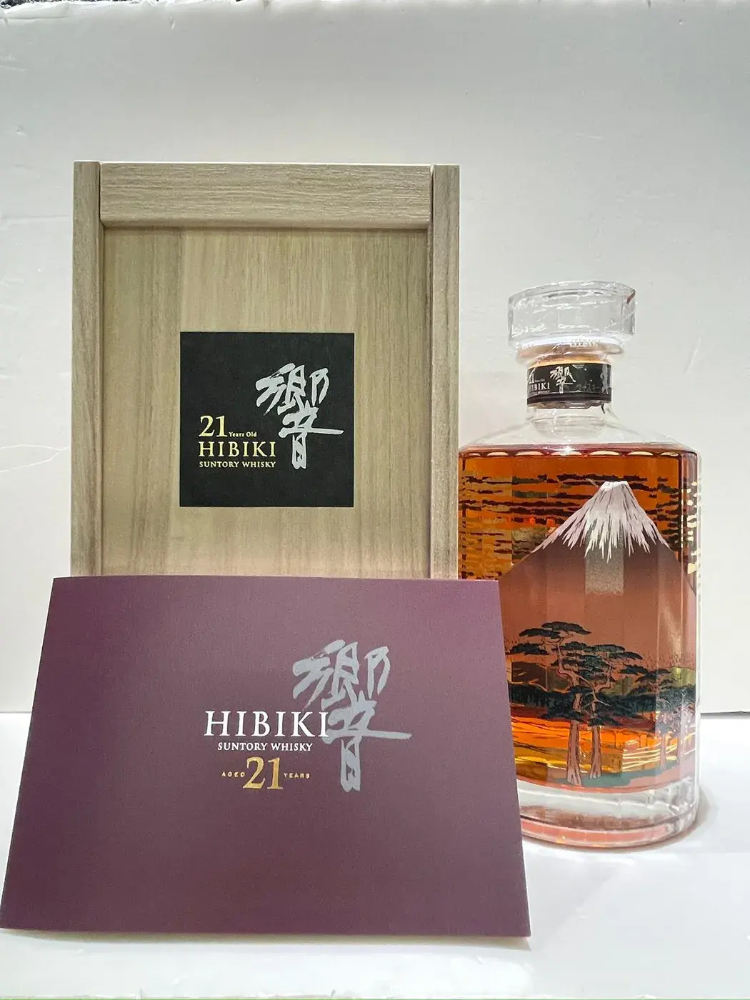 Hibiki - 21 Year Old (Mount Fuji Limited Edition) 2015 Release 43 abv (1BT70) — Hibiki, Japan — view 5
