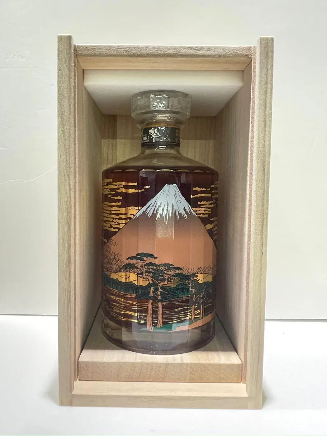 Hibiki - 21 Year Old (Mount Fuji Limited Edition) 2015 Release 43 abv (1BT70) — Hibiki, Japan — view 6