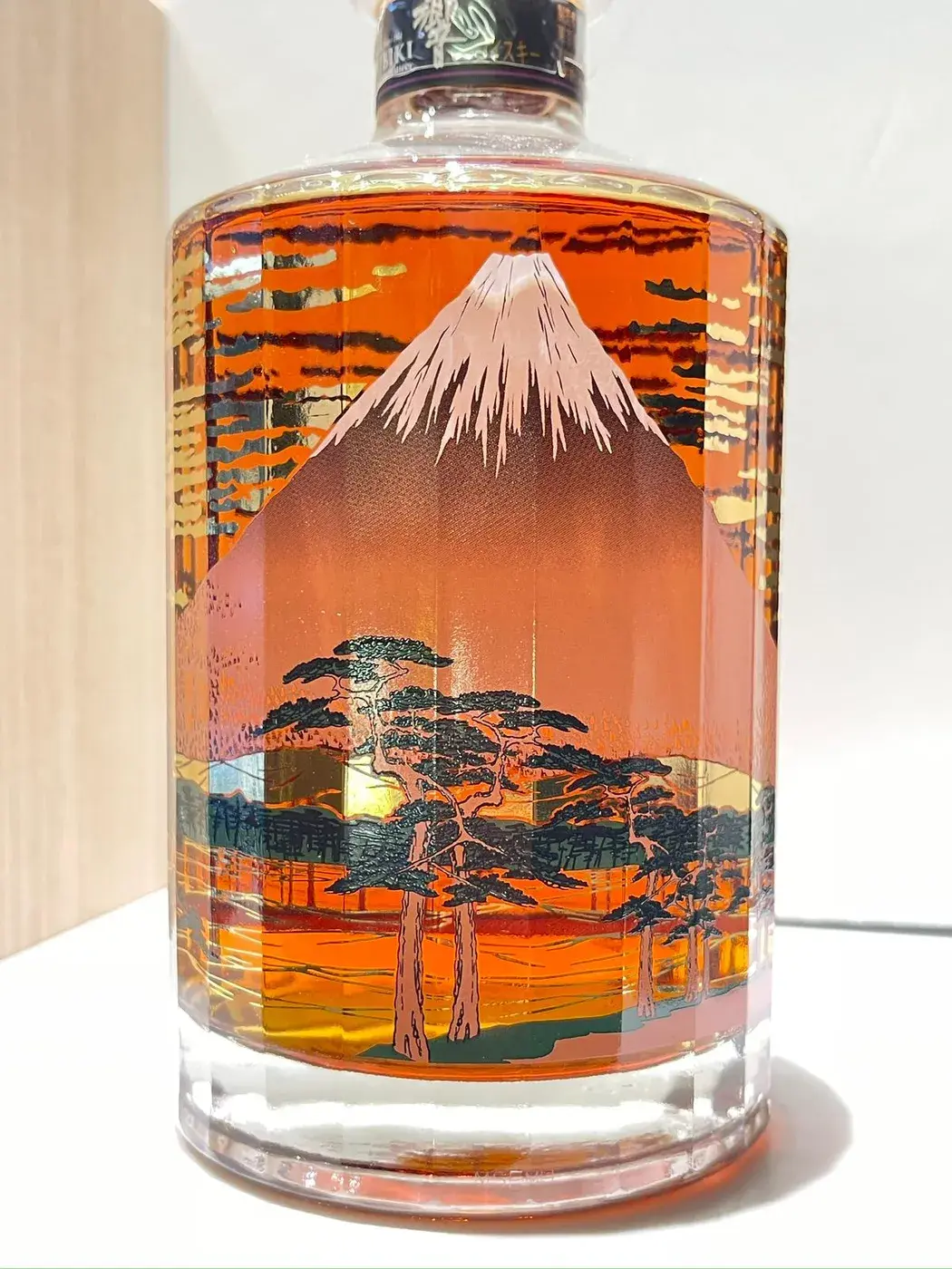 Hibiki - 21 Year Old (Mount Fuji Limited Edition) 2015 Release 43 abv (1BT70) — Hibiki, Japan — view 7