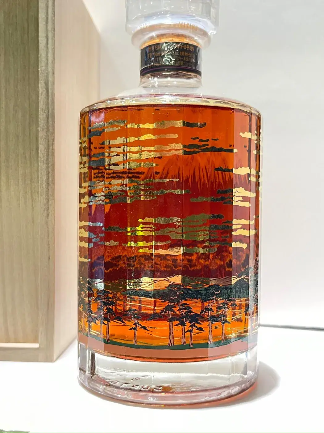 Hibiki - 21 Year Old (Mount Fuji Limited Edition) 2015 Release 43 abv (1BT70) — Hibiki, Japan — view 8